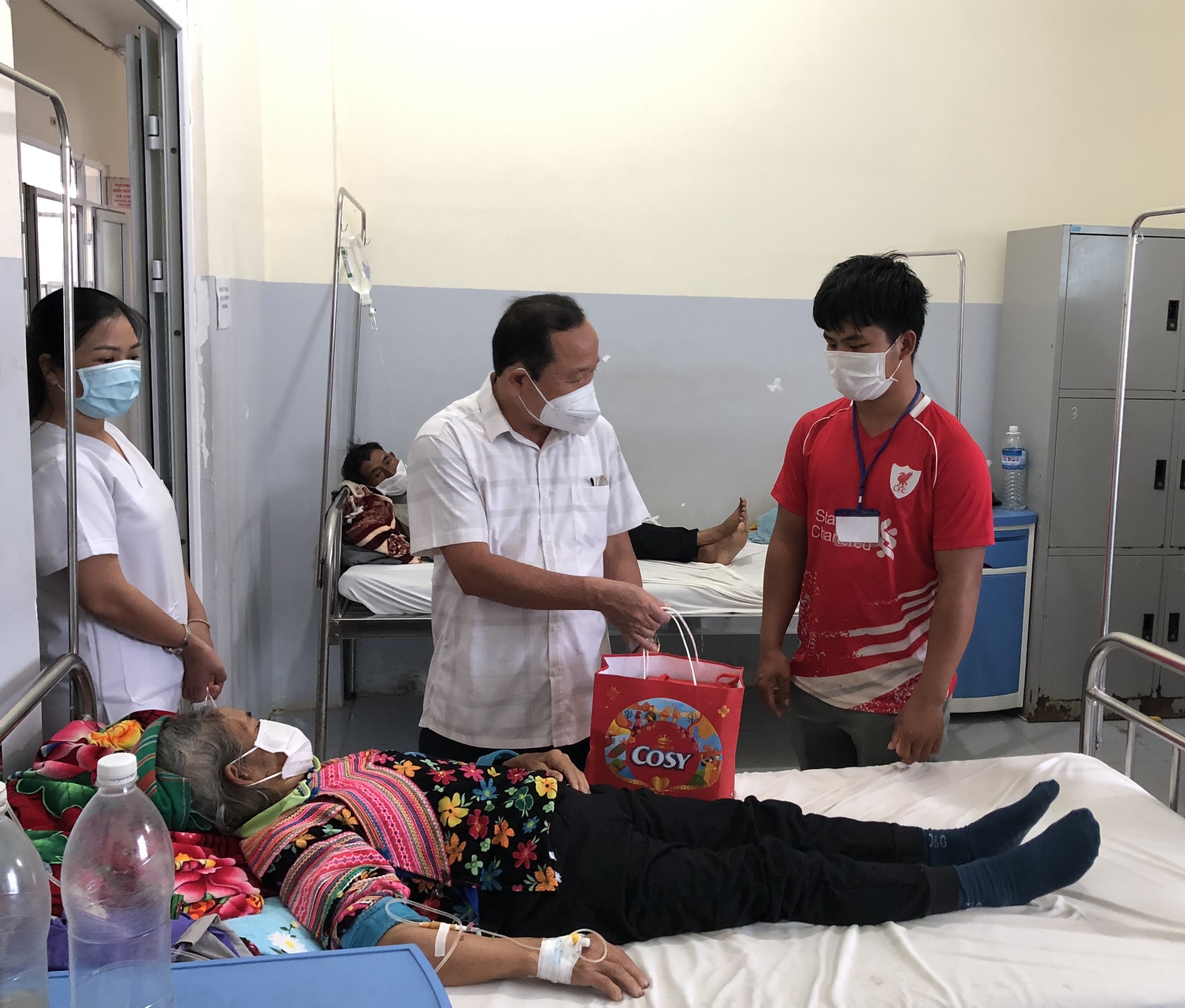 Lãnh đạo UBND huyện tặng quà cho các bệnh nhân tại Trung tâm Y tế huyện  và 02 khu cách ly tập trung của huyện