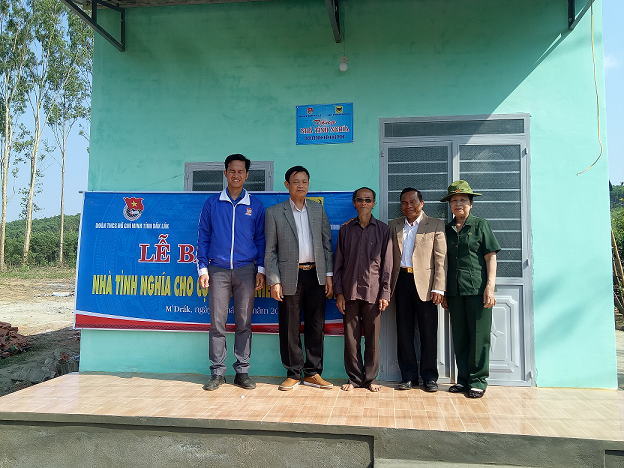 Vì nghĩa tình đồng đội.