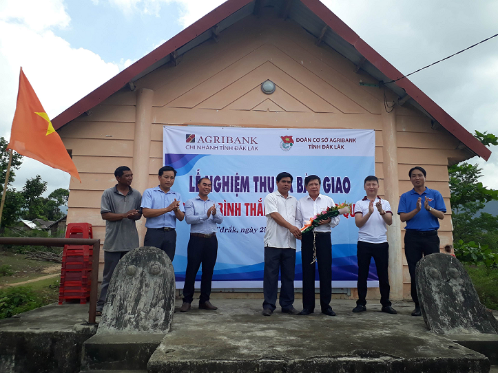 Bàn giao công trình "Thắp sáng đường quê" tại xã Cư Prao