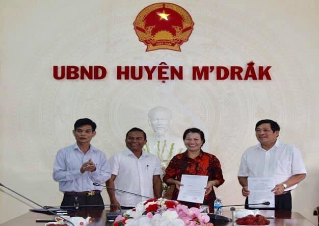 UBND huyện M’Drắk trao quyết định nghỉ hưu đối với đồng chí Vũ Thị Thúy và Chu Mạnh Cường.