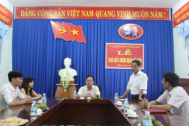 UBND huyện M'Drắk trao giấy chứng nhận kết hôn