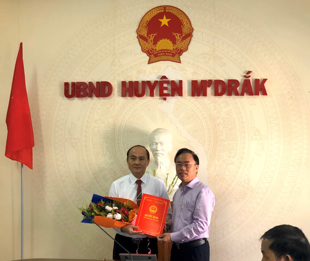 Công bố Quyết định của Chủ tịch UBND tỉnh Đắk Lắk phê chuẩn kết quả bầu bổ sung Phó Chủ tịch UBND huyện M’Drắk
