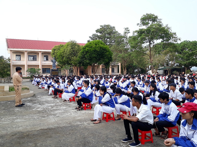 Trên 2000 cán bộ, giáo viên và học sinh được tuyên truyền pháp luật về phòng chống ma túy và luật giao thông đường bộ