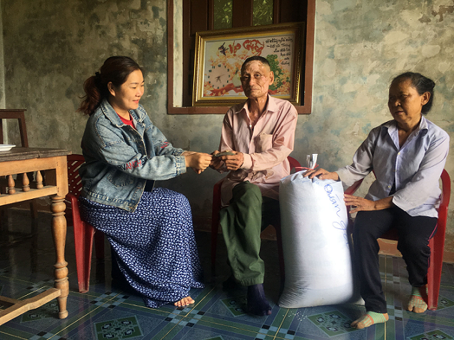 Nhóm Thiện nguyện huyện M’Drắk trao quà cho những gia đình có hoàn cảnh đặc biệt khó khăn trong mùa dịch bệnh Covid-19