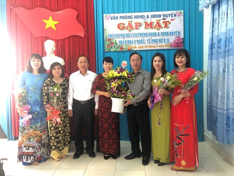 Văn phòng HĐND&UBND huyện M’Drắk gặp mặt các nữ cán bộ, công chức nhân ngày Quốc tế Phụ nữ 8/3