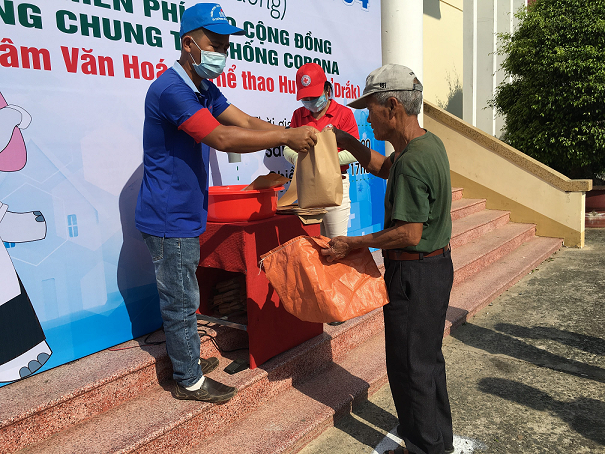 Cây ATM gạo nghĩa tình số 4 huyện M'Drắk đã hỗ trợ cho trên 5.500 lượt người nghèo trên địa bàn huyện