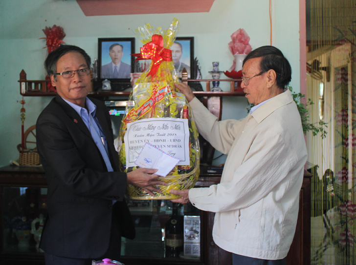 Đồng chí Đinh Khắc Tuấn- Bí thư Huyện ủy đến thăm, chúc Tết gia đình các đồng chí nguyên Bí thư, Phó Bí thư Huyện ủy M’Đrắk.