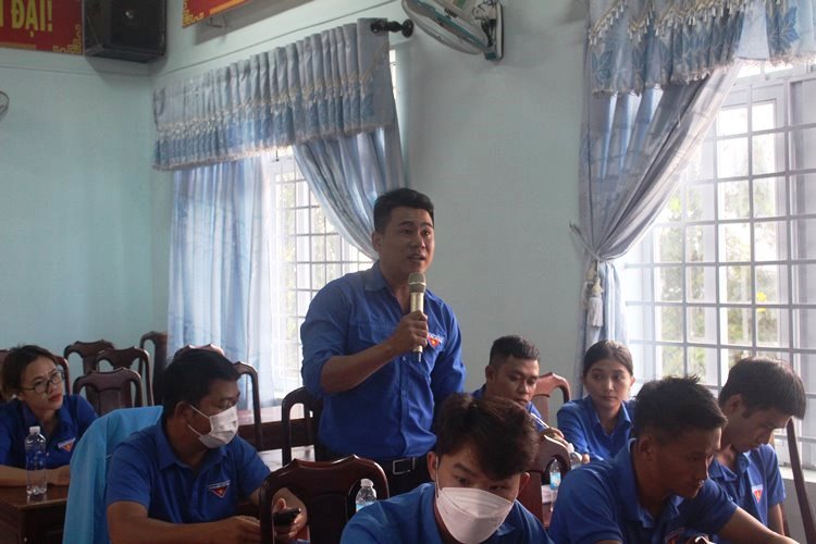 Đối thoại giữa lãnh đạo UBND huyện với thanh niên