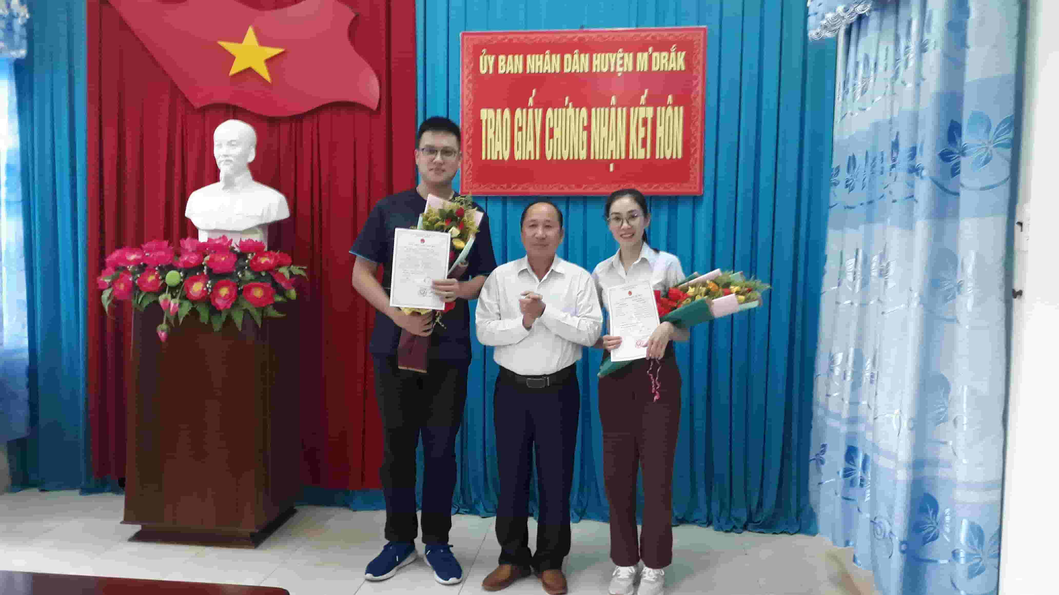 UBND huyện M’Drắk trao giấy chứng nhận kết hôn giữa công dân Việt Nam và người nước ngoài