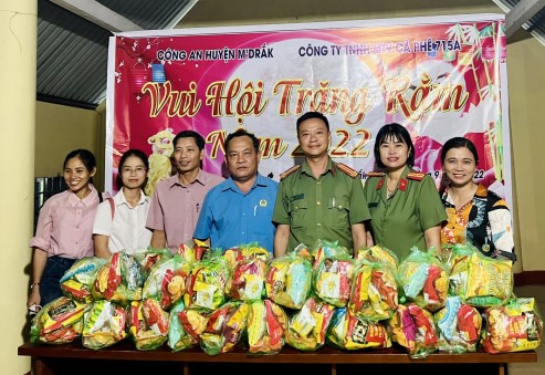 Công an huyện M'Drắk phối hợp Công ty TNHH MTV Cà phê 715A  tổ chức chương trình "Vui hội trăng rằm"  tại Buôn kết nghĩa - Cưăh Ea Hmlai, xã Krông Jing