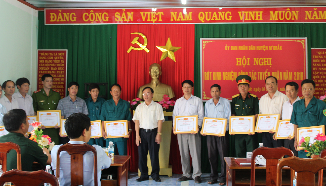 Huyện M'Drắk tổ chức Hội nghị rút kinh nghiệm công tác tuyển quân năm 2016