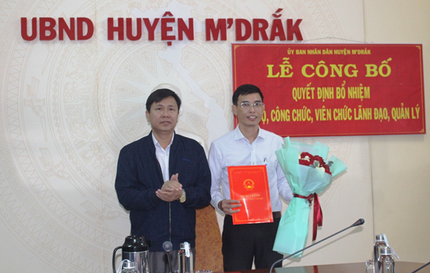 UBND huyện M’Drắk bổ nhiệm lãnh đạo, quản lý Phòng Tư pháp