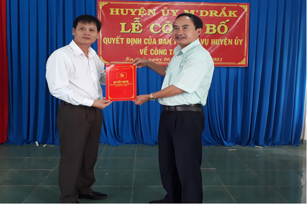Công bố Quyết định của Ban Thường vụ Huyện ủy M’Drắk về công tác cán bộ