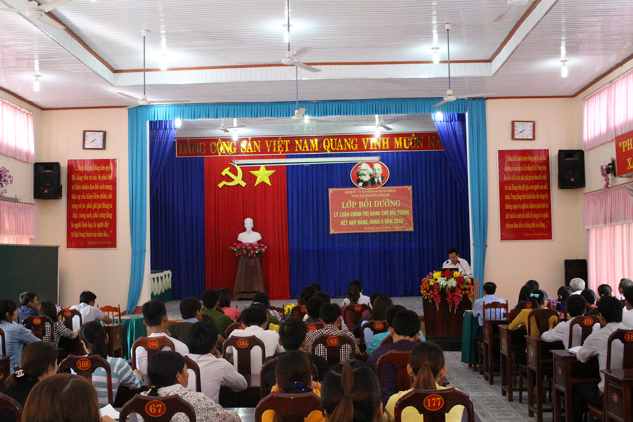 Huyện M'Drắk mở lớp bồi dưỡng lý luận chính trị dành cho đối tượng kết nạp Đảng khóa II năm 2016.