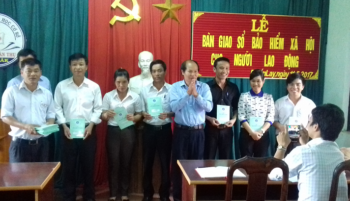 Bảo hiểm xã hội huyện M'Drắk bàn giao sổ BHXH cho người lao động