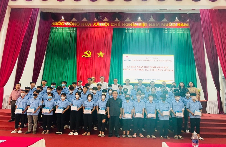 LỄ TIẾP NHẬN HỌC SINH NHẬP HỌC KHÓA 11 NĂM 2022 TẠI HUYỆN M’DRẮK TẠI TRƯỜNG CAO ĐẲNG LUẬT MIỀN TRUNG