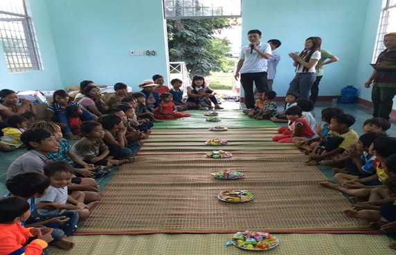 Cơ quan Văn phòng HĐND&UBND huyện và Trường Tiểu học Nguyễn Du tổ chức các hoạt động thăm hỏi, tặng quà đối với buôn kết nghĩa Buôn Năng - xã CưPrao