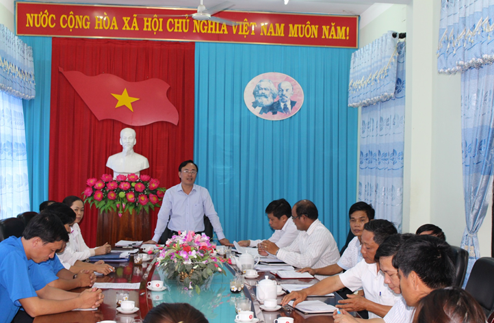 Chủ tịch UBND huyện trao Quyết định phân công công tác đối với công chức năm 2017