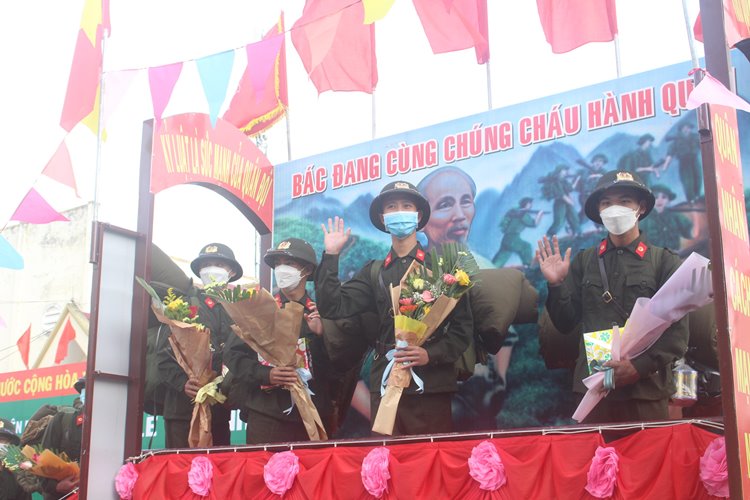 148 thanh niên ưu tú huyện M'Drắk  hăng hái lên đường nhập ngũ