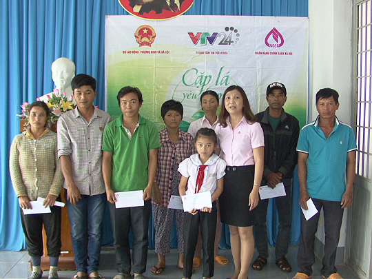 Huyện M'Drắk có 10 em nhỏ được nhận quà của chương trình Cặp lá yêu thương