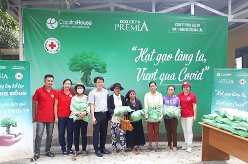 Tặng 3 tấn gạo cho hộ nghèo 02 xã Krông Jing, Cư M’ta huyện M’Drắk