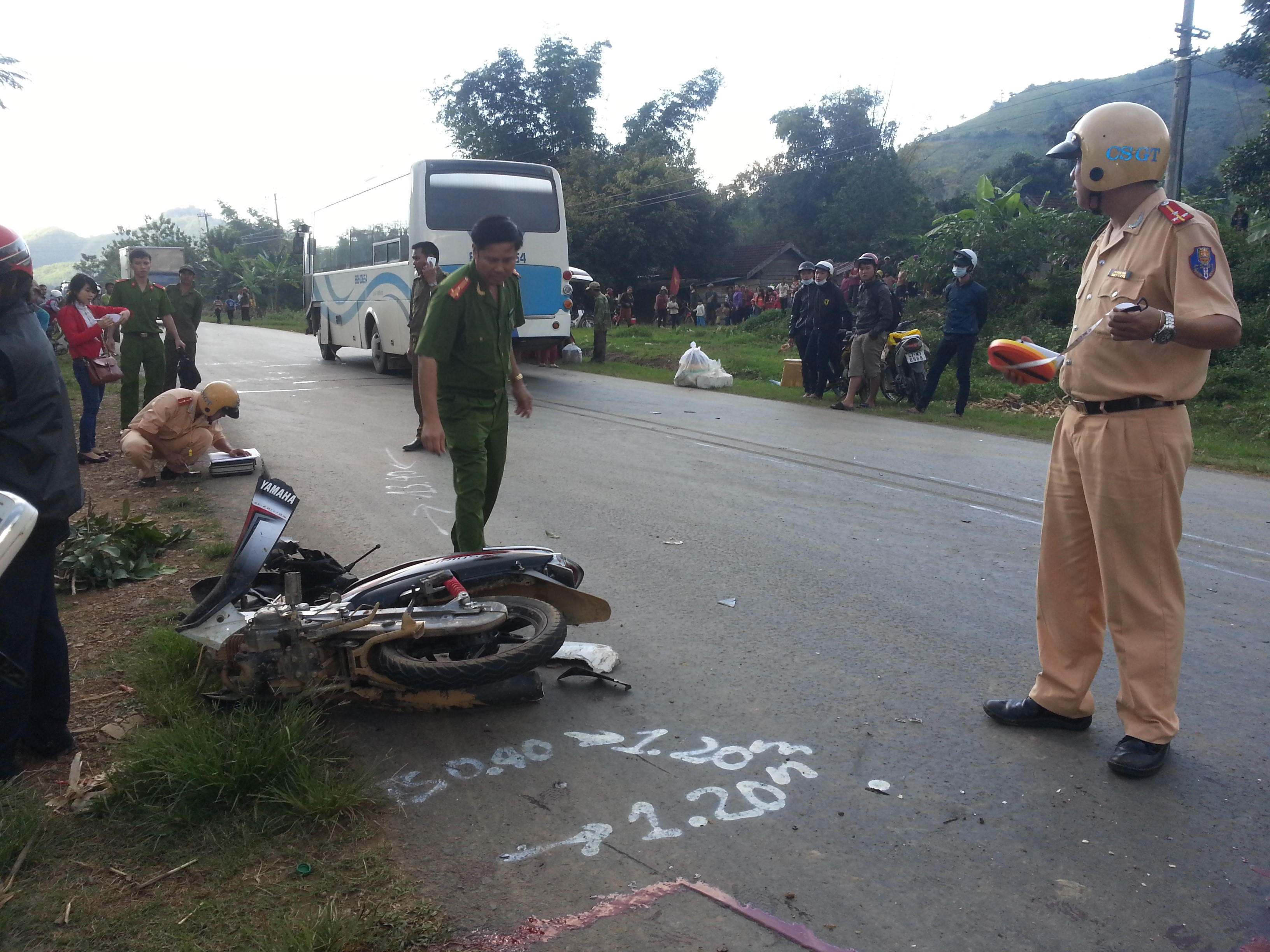 Ban an toàn giao thông huyện tổ chức thăm hỏi, chia sẻ và tặng quà 5 gia đình có nạn nhân bị tử vong do tai nạn giao thông, gặp khó khăn