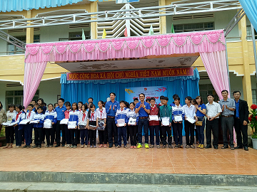 Huyện M'Drắk nhiều  hoạt động chăm lo cho hộ nghèo, gia đình chính sách, học sinh nghèo vượt khó nhân dịp tết Nguyên Đán Đinh Dậu 2017