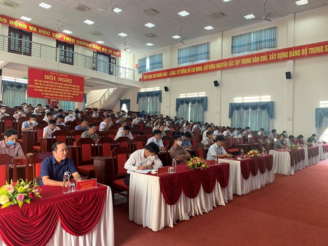 Huyện M'Drắk tham dự hội nghị học tập, nghiên cứu, quán triệt Chuyên đề năm 2022 và khen thưởng tập thể, cá nhân tiêu biểu trong thực hiện nhiệm vụ 5 năm