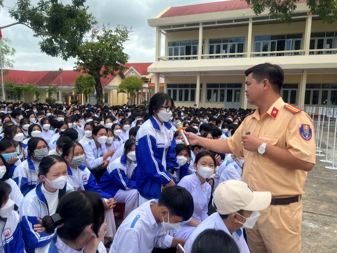 Công an huyện M’Drắk Đẩy mạnh tuyên truyền an toàn giao thông trong trường học