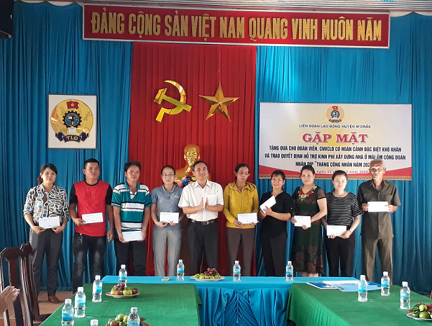 Liên đoàn Lao động huyện gặp mặt, tặng quà cho đoàn viên, công nhân, lao động có hoàn cảnh khó khăn