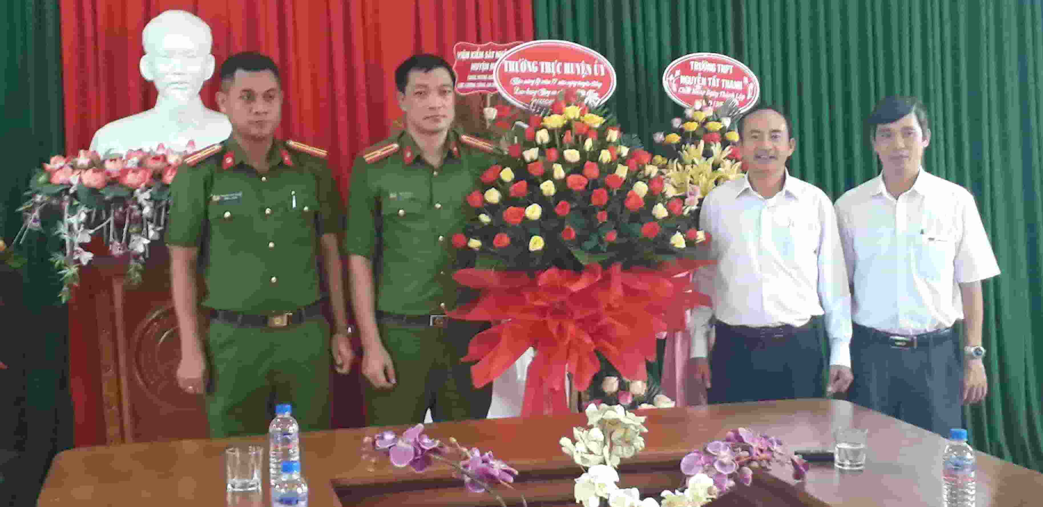 Lãnh đạo huyện M’Drắk thăm, tặng hoa chúc mừng nhân kỷ niệm 77 năm Ngày truyền thống lực lượng CAND 19/8