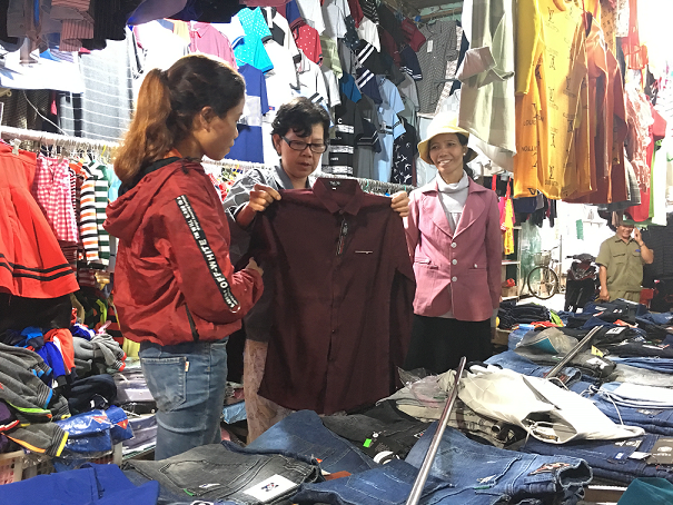 Đa dạng các mặt hàng phục vụ nhu cầu mua sắm trong dịp Tết Nguyên đán.