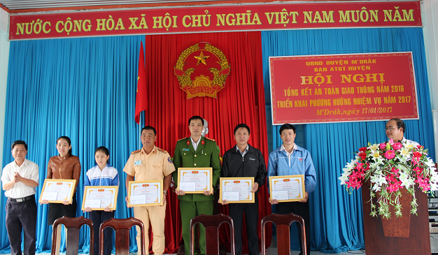 Hội nghị tổng kết công tác đảm bảo trật tự an toàn giao thông năm 2016  và triển khai nhiệm vụ năm 2017 