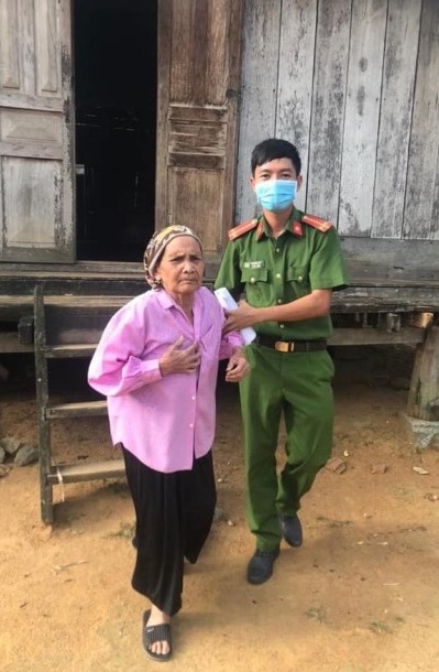 CÔNG AN XÃ KRÔNG JING - HUYỆN M’DRẮK ĐƯA ĐÓN TẬN NHÀ NGƯỜI GIÀ, NGƯỜI KHUYẾT TẬT ĐI LÀM CCCD