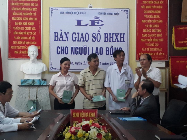 Bảo hiểm xã hội huyện M'Drắk bàn giao sổ BHXH cho người lao động Bệnh viện đa khoa huyện