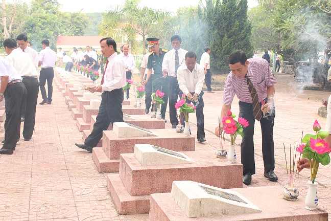 Lãnh đạo huyện M'Drắk thăm và tặng quà các đối tượng chính sách  nhân ngày thương binh liệt sỹ 27/7/2016