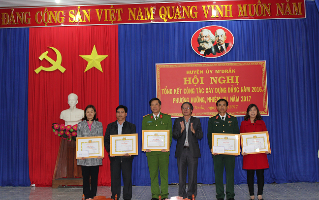 Huyện ủy M’Drắk kiểm tra, giám sát gần 100 tổ chức cơ sở đảng và 1000 đảng viên