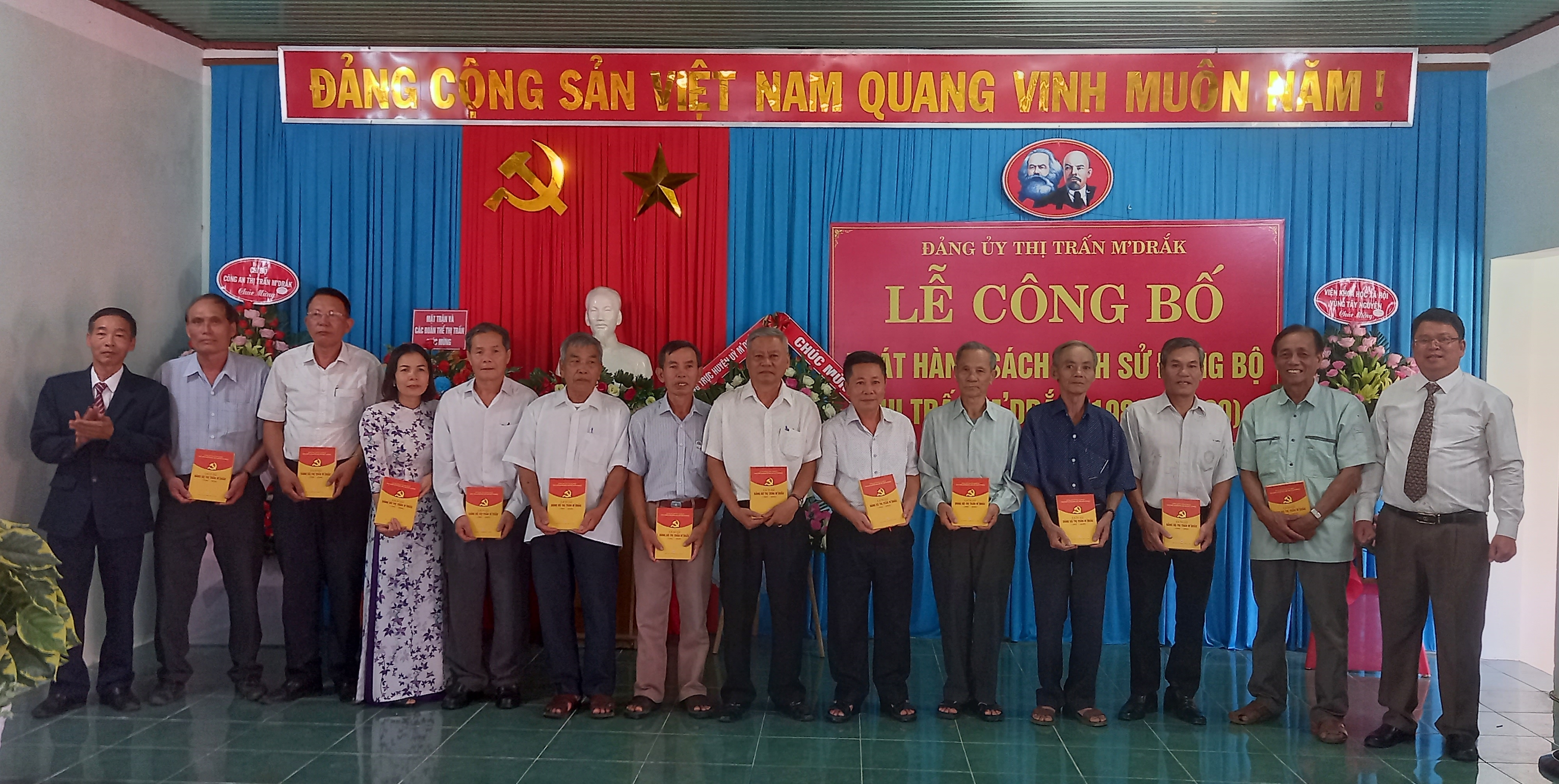 Lễ công bố phát hành sách lịch sử Đảng bộ thị trấn M’Drắk