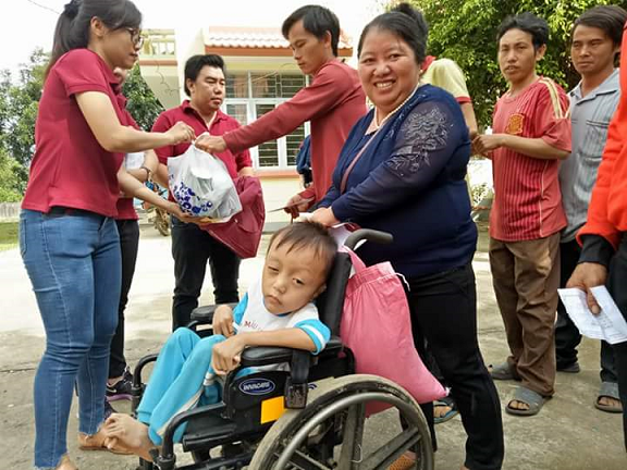 Công ty TNHH thương mại sản xuất Me non, quận Bình Tân, thành phố Hồ Chí Minh tặng qùa cho các hộ gia đình đặc biệt khó khăn trên địa bàn huyện M'Drắk.