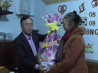 Lãnh đạo huyện M'Drắk đi thăm tặng quà cho gia đình chính sách tiêu biểu Thị trấn M'Drắk