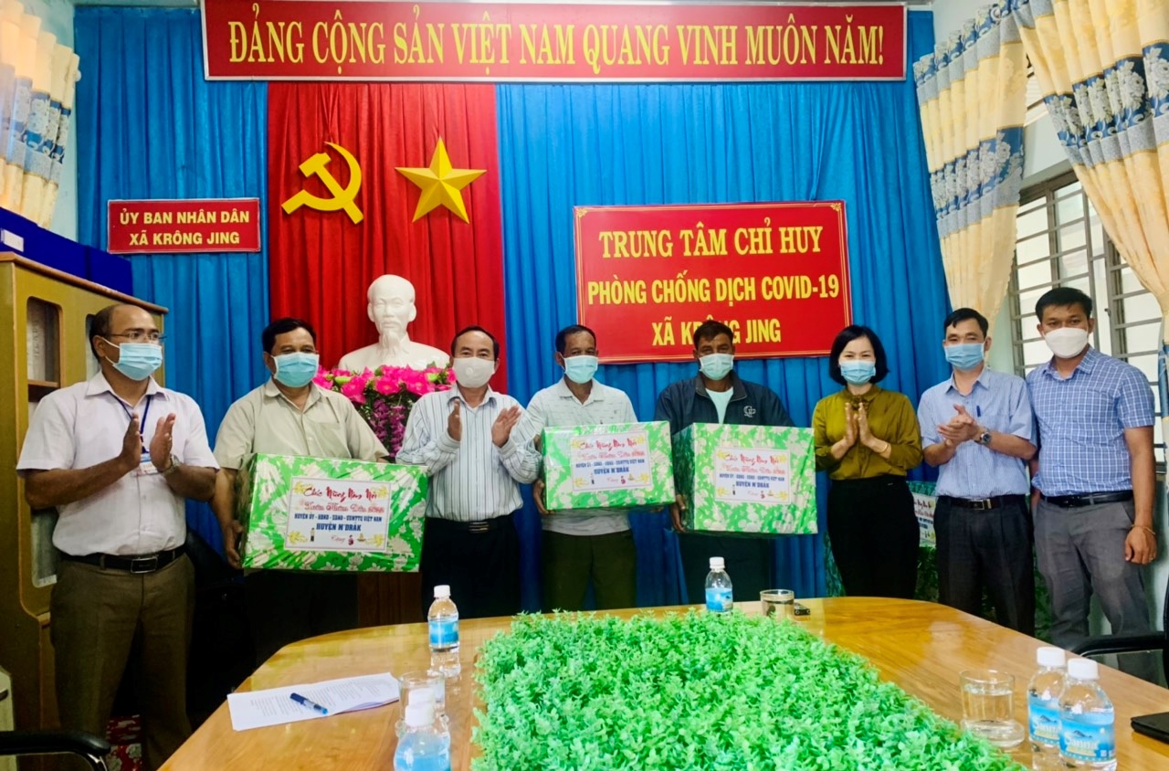 Phó Bí thư thường trực huyện ủy M'Drắk Thăm chúc tết các gia đình chính sách tiêu biểu trên địa bàn xã Krông Jing