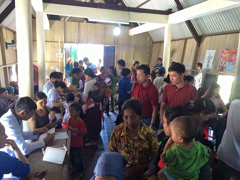 150 trẻ em, người già khó khăn và neo đơn  tại buôn Hạp, buôn M'Gơm, xã Ea Trang, huyện M'Drắk được khám bệnh và cấp thuốc miễn phí