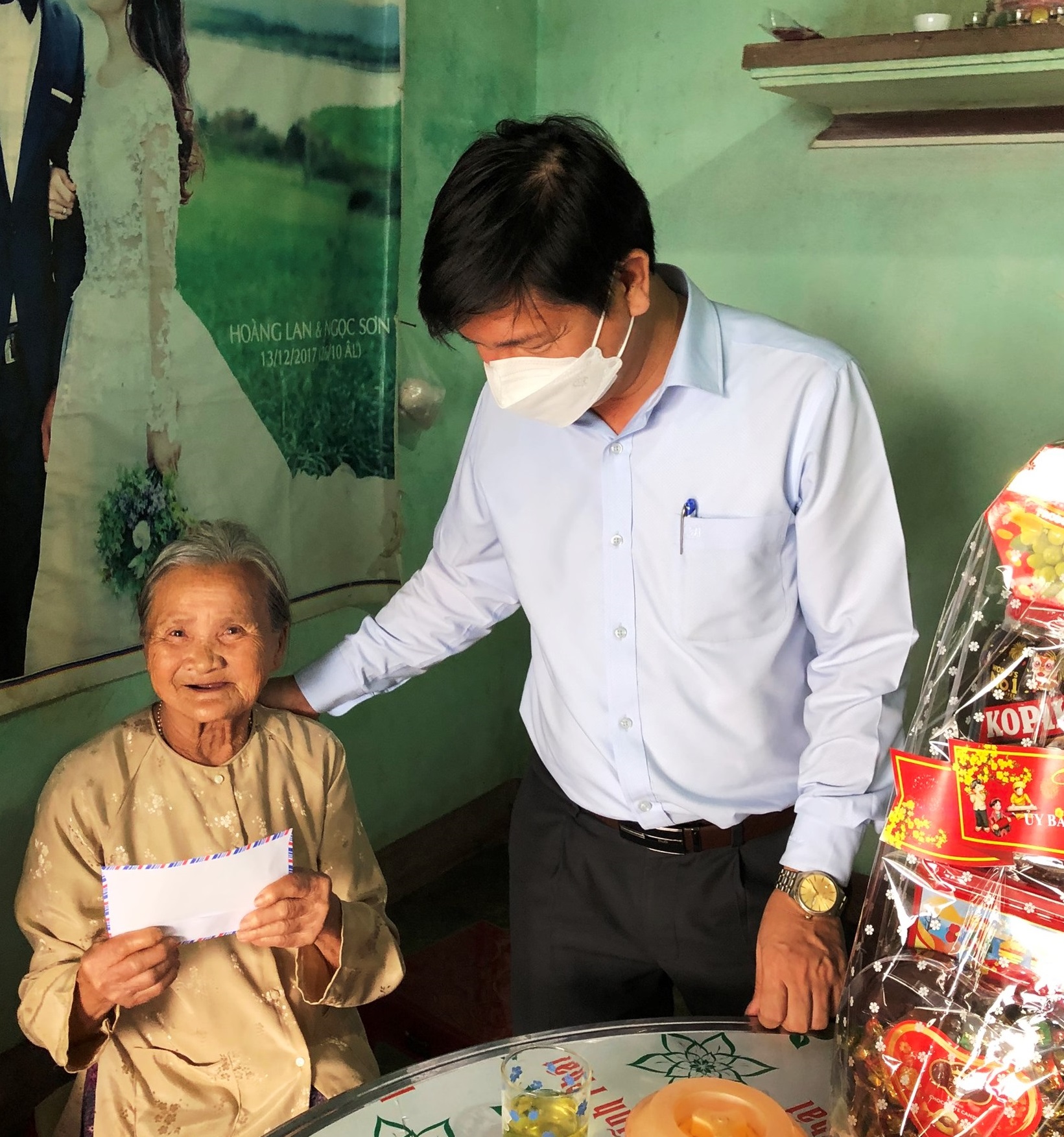 Phó Chủ tịch UBND huyện M’Drắk thăm, tặng quà các đối tượng chính sách tiêu biểu tại xã Ea H’Mlay và Ea Riêng