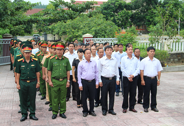 Huyện M’Drắk tổ chức viếng nghĩa trang liệt sỹ nhân kỷ niệm 72 năm ngày Thương binh Liệt sỹ
