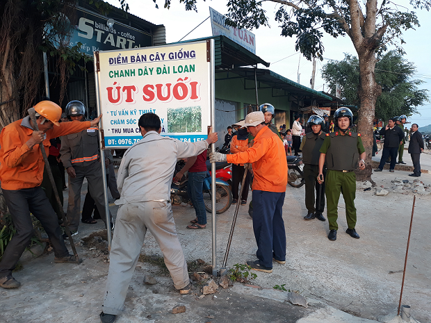 Huyện M’Drăk ra quân di dời chợ tự phát và lập lại trật tự an toàn giao thông tại Km 73