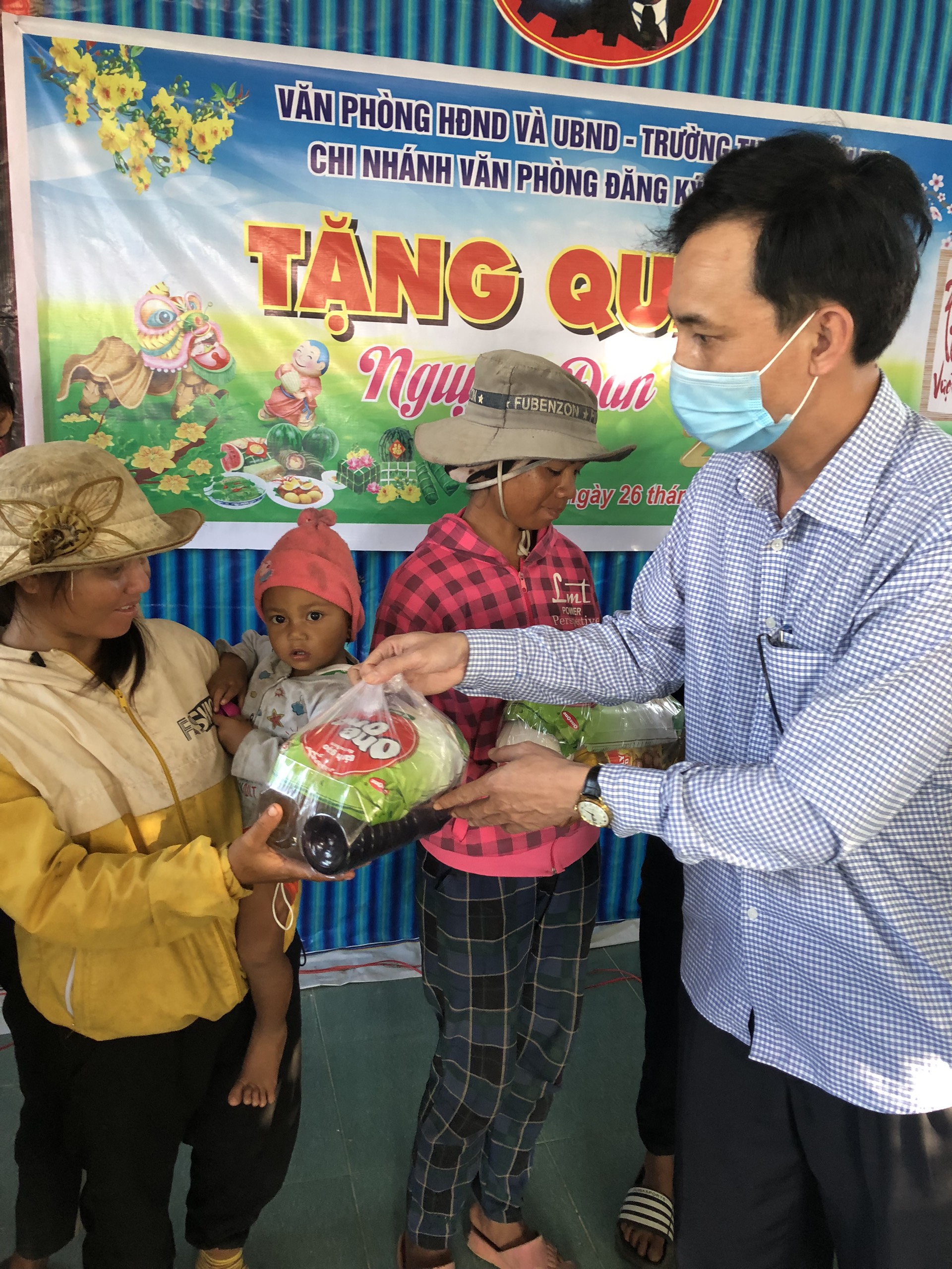 Thăm, tặng quà buôn kết nghĩa buôn Năng – Cư Prao