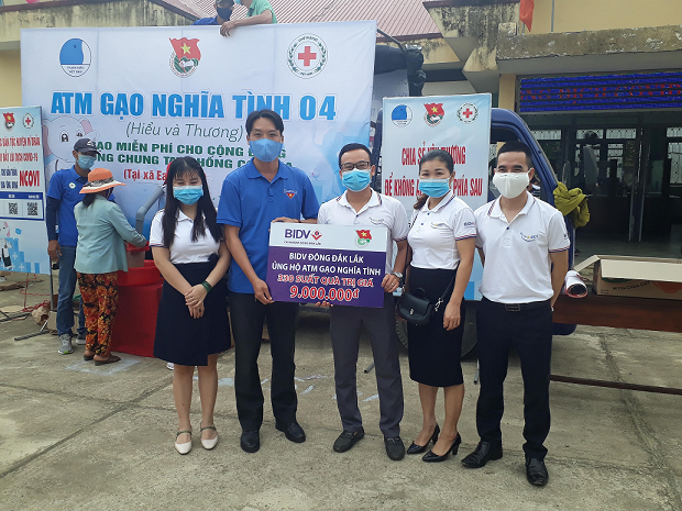 Các tổ chức, cá nhân đóng góp ủng hộ cây "ATM gạo nghĩa tình"