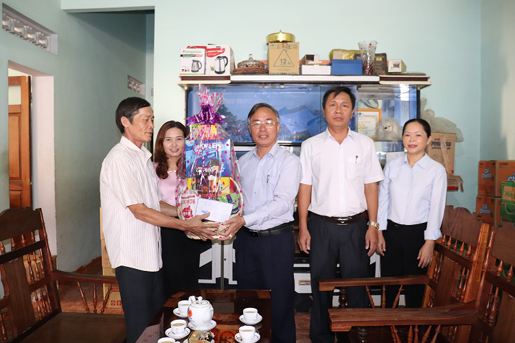 Lãnh đạo huyện M’Drắk thăm, tặng quà các đối tượng chính sách trên địa bàn Thị trấn