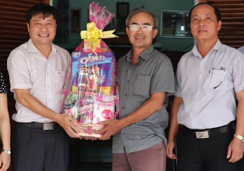 Đồng chí Hồ Duy Thành - Bí thư Huyện ủy M’Drắk thăm, tặng quà gia đình chính sách, người có công