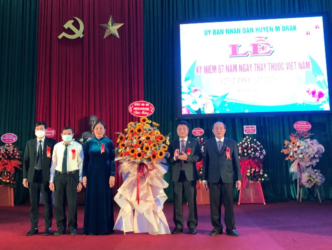 Huyện M’Drắk: Tổ chức Lễ kỷ niệm 67 năm ngày Thầy thuốc Việt Nam  (27/2/1955 – 27/2/2022)